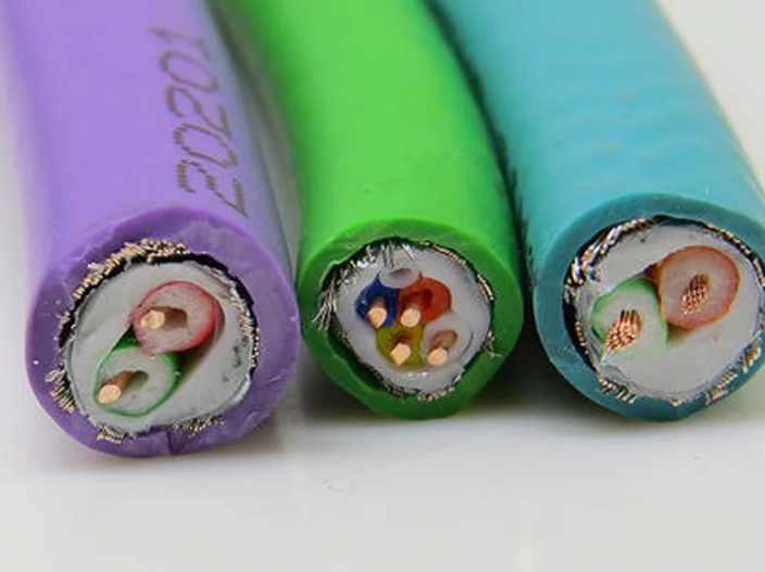 在挑選線(xiàn)纜的時(shí)分必定要注意其適宜性、完整性以及質(zhì)量的好壞.jpg